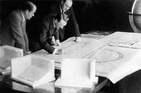 16.01.c.albert-speera gauche - et hitler.jpg