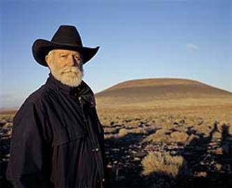 25.09.01.james-turrell-at-the-extinct-roden-volcano-arizona.jpg