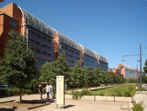 27.04.07.12La_cit_inernationale_de_Lyon,_ct_parc.JPG