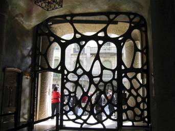 02.3.d.18.gaudi - grille casa mila.jpg
