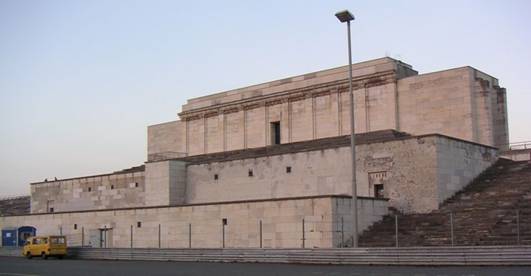 5.5.b.01.zeppelinfeld - speer.JPG